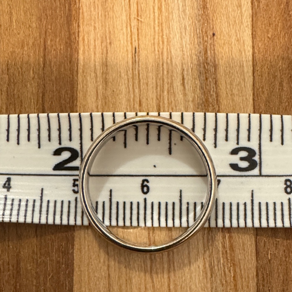 14k White Gold Ring/Band

Weight - 2.3 grams. - Picture 2 of 5